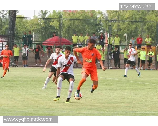 成都足球队在邀请赛中的个人能力展现与战术配合分析