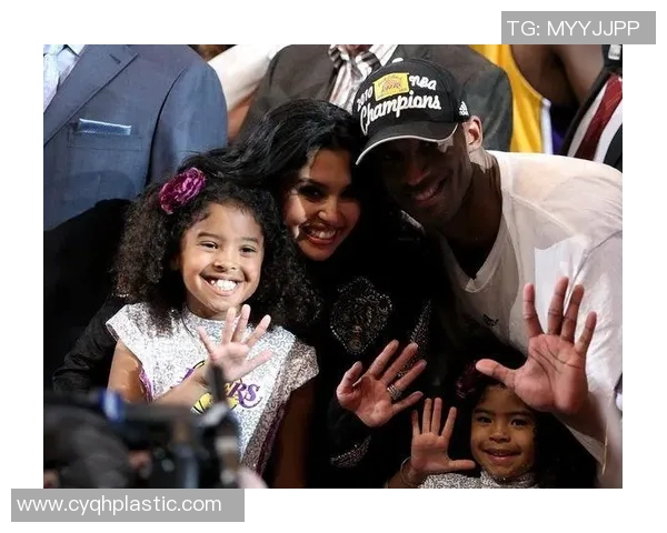 足球明星与妻子甜蜜合照展现幸福生活瞬间的精彩瞬间