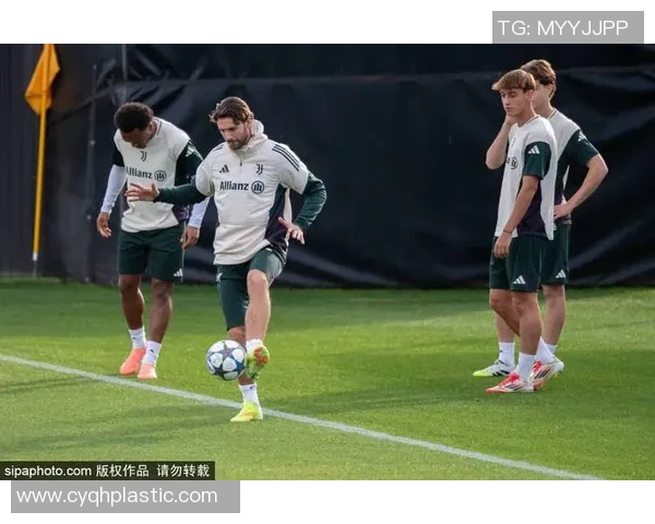 揭秘哪位足球明星在赛场上穿着独特的绿色球鞋引发热议