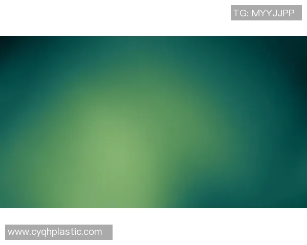 足球明星与自然的完美融合绿色抽象壁纸展现运动与环保的和谐美感