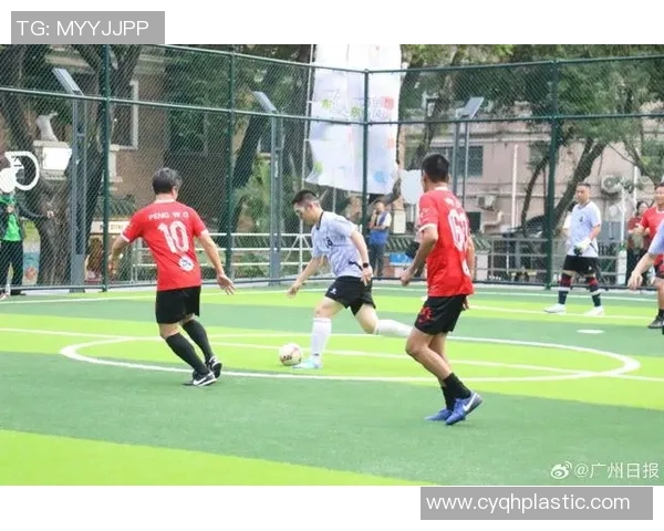 足球明星化身路人街头踢球惊现球技引围观热潮 足球明星化身路人街头踢球惊现球技引围观热潮